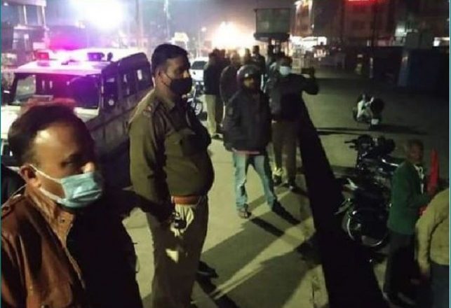 किसान आंदोलन:भोपाल में देर रात पुलिस ने धरने पर बैठे किसानों को उठाया; टेंट भी खोलकर ले गए