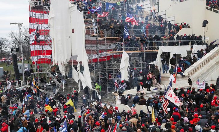 तस्वीरों में अमेरिकी हिंसा:लाल टोपी, नीले झंडों के साथ पहुंचे थे फसाद करने वाले ट्रम्प समर्थक, किसी का सिर फूटा तो कोई दीवार से गिरा