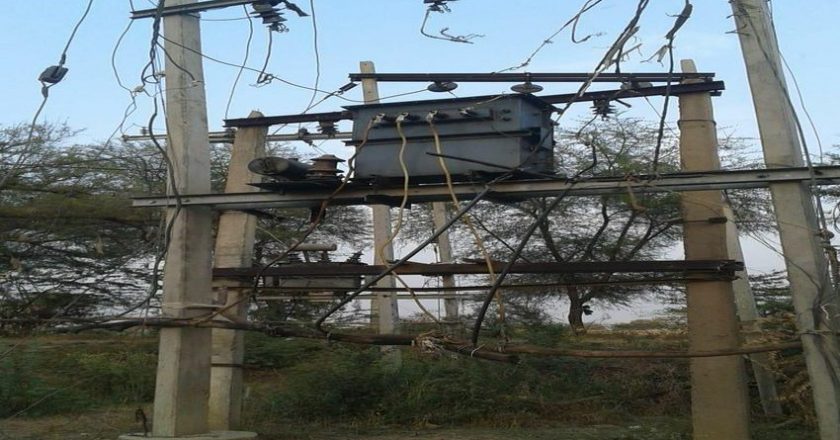 बिजली कंपनी ने नहीं सुनी ताे विधायक से गुहार:15 दिन से जली डीपी नहीं बदली, मुड़रा की आधी आबादी अंधेरे में