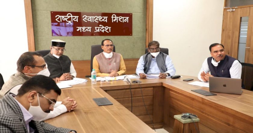 वैक्सीनेशन पर CM की वीडियो कॉन्फ्रेंसिंग:शिवराज ने कमिश्नर-कलेक्टर से कहा- पहला टीका सफाईकर्मी को लगाने का प्रयास करें