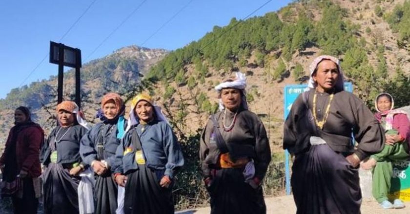 उत्तराखंड में भी दिल्ली जैसा आंदोलन:दो CM जिस सड़क को बनवाने का वादा कर चुके हैं, उसके लिए महीने भर से धरने पर सैकड़ों गांव वाले
