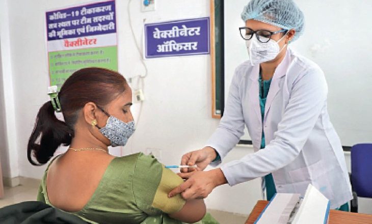 वैक्सीनेशन के बाद बिगड़ी तबियत:चार नर्सों को दस्त और चक्कर आने की शिकायत, डॉक्टर ने कहा- घबराने की जरूरत नहीं