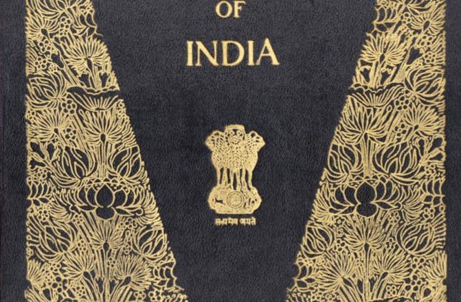 72वां गणतंत्र दिवस:चित्रों वाला दुनिया का अकेला संविधान, 22 पन्नों पर शांति निकेतन के चितेरों ने राम और श्याम उकेरे तो सम्राट अकबर और टीपू सुल्तान भी बनाए