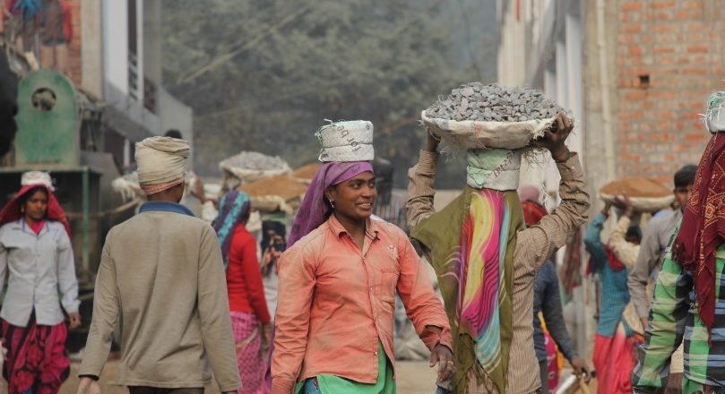 अब इन-हैंड सैलरी कम आएगी:29 श्रम कानूनों को मिलाकर 4 नए श्रम कानून बनाए गए; 50% से कम नहीं होगी बेसिक सैलरी, PF में अब ज्यादा पैसे कटेंगे