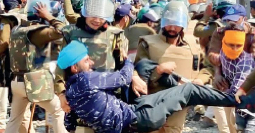 कृषि कानूनों का विरोध:पटरियों पर बैठे किसान, समझाने के बाद भी नहीं माने तो पुलिस ने बलपूर्वक खदेड़ा; घंटों खड़ी रहीं ट्रेनें