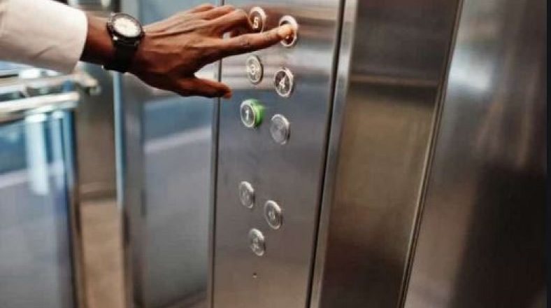 भोपाल में लिफ्ट गिरी, 7 घायल:कोहेफिजा इलाके में पहली मंजिल से लिफ्ट गिरी; बुजुर्ग, बच्चों समेत लोग एक घंटे तक फंसे रहे