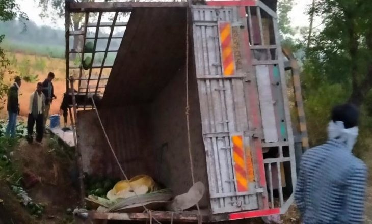 महाराष्ट्र में बड़ा हादसा:जलगांव के किंगांव के पास मजदूरों को ले जा रहा ट्रक पलटा; 16 की मौत, इनमें बच्चे और महिलाएं भी