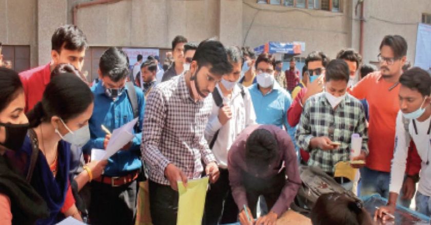 सिर्फ कागज बनकर रह गईं डिग्रियां:बेरोजगारों की कतार में 35 लाख; 90 हजार पद खाली… न भर्ती, न परीक्षा