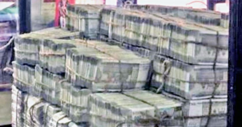रात एक बजे छापा:कांग्रेस विधायक डागा के सोलापुर के घर से 7.50 करोड़ कैश मिला, रुपयों से भरा बैग लेकर भाग रहा था कर्मचारी