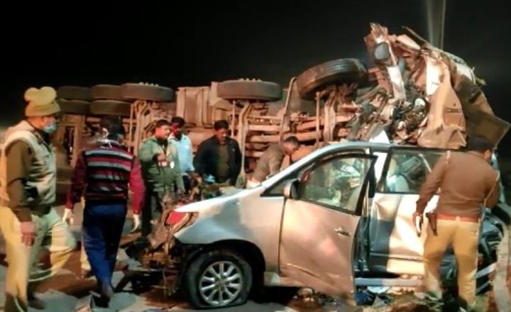 UP के मथुरा में बड़ा हादसा:यमुना एक्सप्रेस-वे पर डिवाइडर तोड़कर कार पर पलटा टैंकर; 7 की मौत, जिसमें से 4 एक ही परिवार के