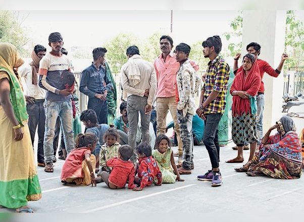 कलेक्ट्रेट में हंगामा:मजदूरी नहीं मिली तो शिकायत करने पहुंचे कलेक्टर ने जांच की बात की पर नहीं माने