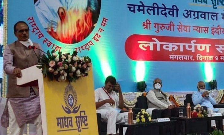 मैं निगेटिव हूं, मास्क निकालना पड़ेगा:इंदौर में बढ़ते संक्रमण पर CM बोले- कोरोना अभी गया नहीं है, ऐसा काम न करें, जिससे लॉकडाउन लगाना पड़े; बिना मास्क पहने लोगों से खुद घिरे रहे