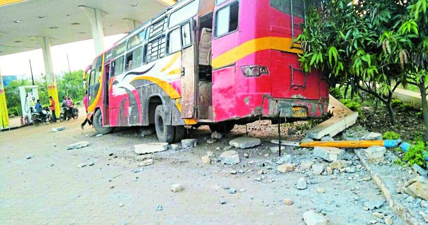 MP में सड़क हादसा:ग्वालियर में बस-ऑटो की भिड़ंत में 13 लोगों की मौत; इनमें 12 महिलाएं, जो आंगनबाड़ी में खाना बनाने जा रही थीं