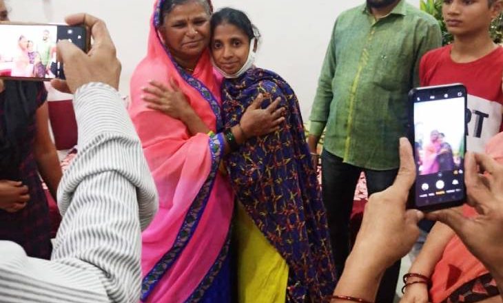 पाकिस्तान से लौटी गीता की तलाश पूरी:5 साल बाद महाराष्ट्र में मां से मिली, परिवार ने असली नाम राधा वाघमारे बताया, DNA टेस्ट के बाद सौंपी जाएगी