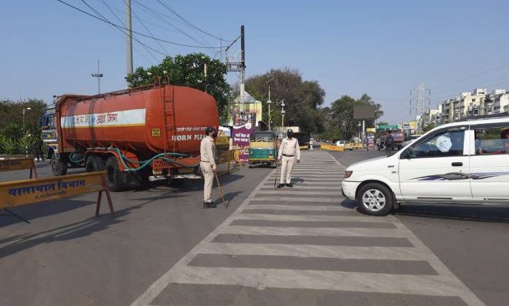 MP के 3 शहरों में आज टोटल लॉकडाउन:भोपाल, इंदौर और जबलपुर में मेडिकल सेवाओं को छोड़ बाजार और पब्लिक ट्रांसपोर्ट बंद; पुलिस ने सख्ती शुरू की