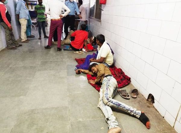 बस पलटी, रात में घायल खेत में पड़े रहे:सतना में अनियंत्रित बस बाइक सवार को कुचल कर पलटी; 2 की मौत, 25 घायल, यूपी के फतेहपुर की थी परमिट और जा रही थी नागपुर