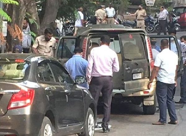 एंटीलिया विस्फोटक केस:NIA ने सचिन वझे के घर से कई दस्तावेज जब्त किए, क्राइम सीन रिक्रिएट किया; मुंबई पुलिस के 2 और अफसरों तक पहुंच सकती है जांच की आंच