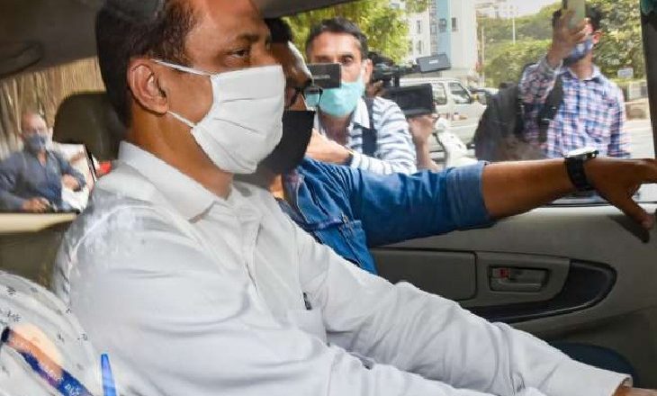 एंटीलिया के सामने विस्फोटक मिलने का मामला:सचिन वझे गिरफ्तारी के विरोध में हाईकोर्ट पहुंचे; शिवसेना का केंद्र पर निशाना, कहा- पिछला हिसाब चुकता किया