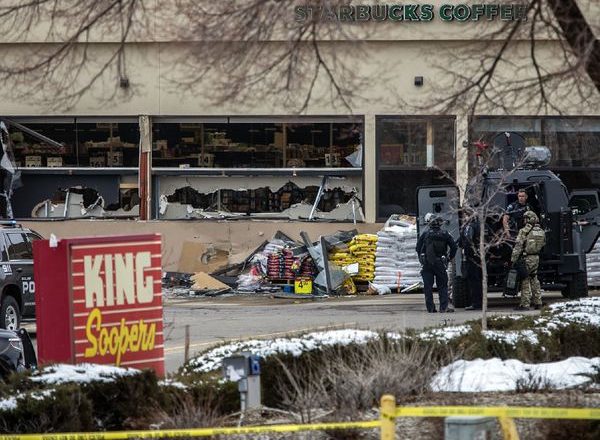 अमेरिका में गोलीबारी:कोलोराडो के सुपर मार्केट में बंदूकधारी ने अंधाधुंध गोलियां चलाईं, पुलिस ऑफिसर समेत 10 लोगों की मौत; संदिग्ध हिरासत में