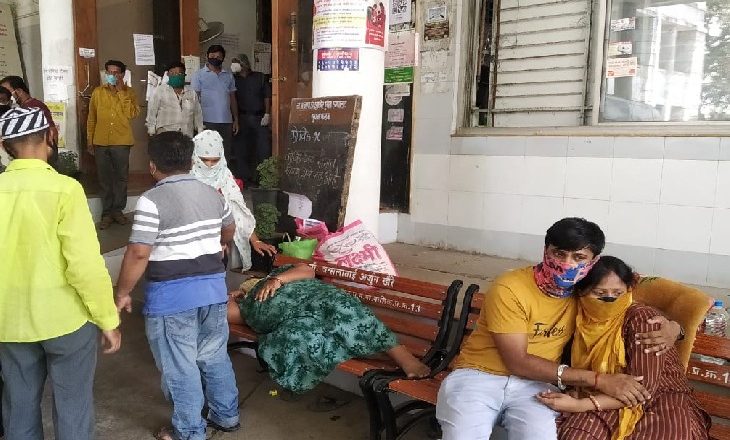 नासिक ऑक्सीजन लीक:परिजन बोले- 30 मिनट नहीं, 2 घंटे बंद रही ऑक्सीजन सप्लाई; आंखों के सामने तड़पकर दम तोड़ते रहे मरीज