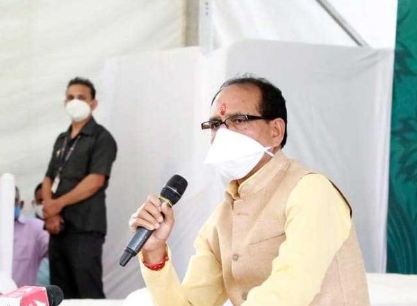 MP में कोरोना को लेकर बढ़ेगी सख्ती:शाजापुर में आज रात से 2 दिन का लॉकडाउन, 13 और शहरों में शनिवार को बंद की तैयारी, दूसरे राज्यों से आने वालों के लिए गांवों में बनेंगे आइसोलेशन सेंटर