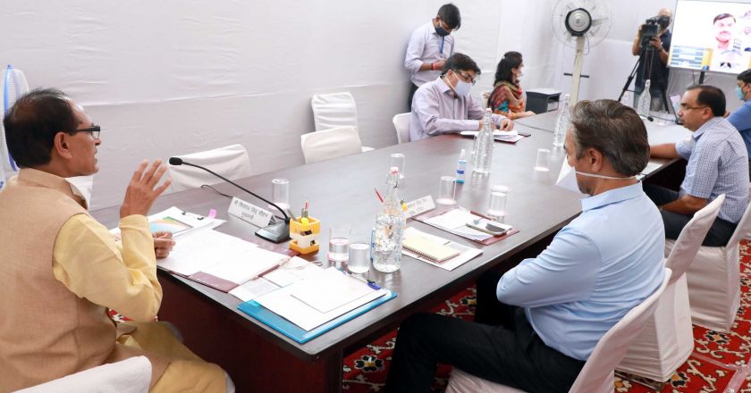 CM ने कोरोना को लेकर बुलाई बैठक:कहा- लॉकडाउन नहीं, कोरोना कर्फ्यू है; कई गतिविधियों को छूट दी जा रही है, भोपाल पर हो सकता है फैसला