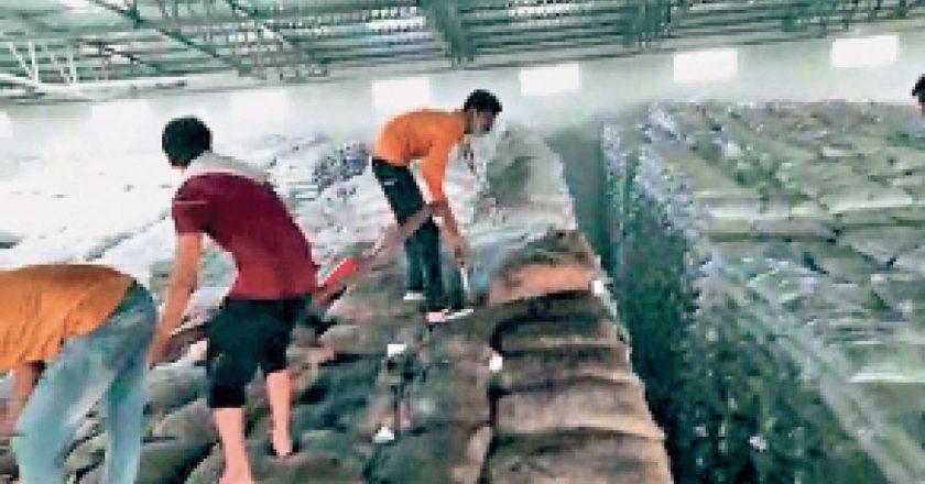 आगजनी:वेयरहाउस में 24 से ज्यादा बोरियां जलीं, आग बुझाने पानी डाला तो सैकड़ों गीलीं हो गईं, अब सुखाने की तैयारी में जुटे