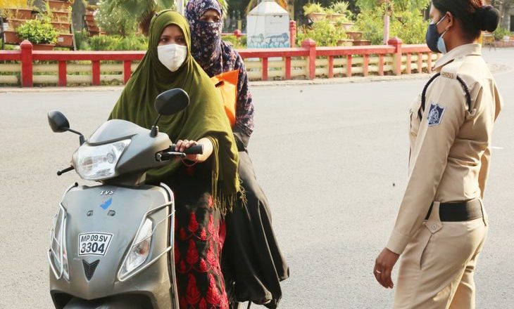 बांस-बल्ली से लॉक होंगे गांव:इंदौर के गांवों में भी सख्त कर्फ्यू; किराना, खेती का सामान और खाद-बीज की दुकानें सिर्फ मंगलवार-शुक्रवार खुलेंगी