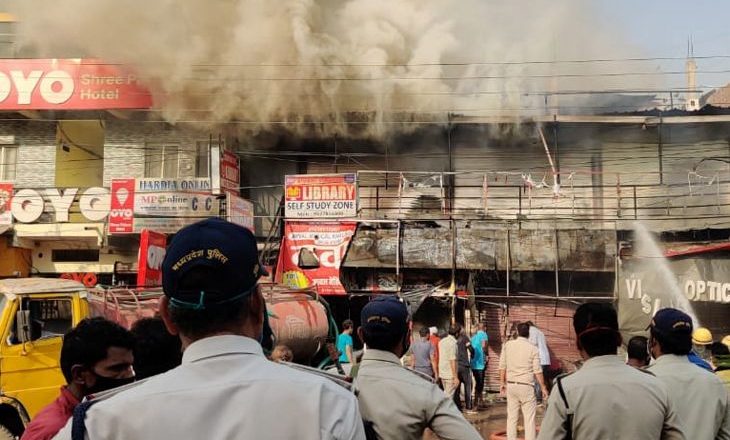 इंदौर में भीषण हादसा:नौलखा चौराहे पर मेडिकल शॉप, रेस्टोरेंट सहित छह दुकानें जलकर राख, भीतर सो रहे रेस्टोरेंट के मालिक के भाई की जलने से मौत