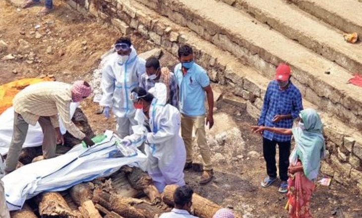 सभी व्यवस्थाएं फेल:न संक्रमण रोक पाए, न इलाज दे पा रहे, अंतिम संस्कार भी परिजनों पर छोड़ा, बैग खोलकर शव के मुंह में पानी डालकर संस्कार कर रहे परिजन