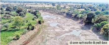 जल स्रोतों के सूखने से बेतवा नदी बनी मैदान:बैराज बनाने के बाद भी प्रदूषण, बारिश की कमी, 50 किलोमीटर तक पानी नहीं, बेतवा सूखी