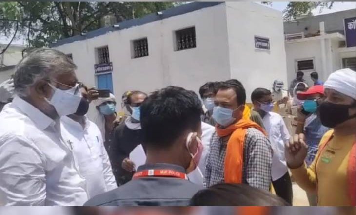 MP में केंद्रीय मंत्री का वायरल VIDEO:युवक ने कहा- ऑक्सीजन सिलेंडर नहीं मिल रहा, प्रहलाद पटेल बोले- ऐसी भाषा बोलोगे तो दो थप्पड़ खाओगे