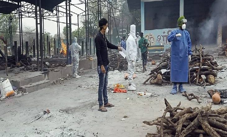 छह बहनों के इकलौते भाई को कोरोना ने छीना:अस्पताल में पिता भी जिंदगी-मौत से जूझ रहे, उधर 7 दिन में दो भाइयों की मौत से परिवार में कोहराम; 1 दिन में 79 चिताओं की दर्दभरी कहानियां