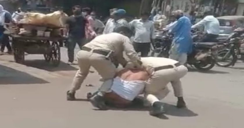 पुलिस की मारपीट का वीडियो वायरल:रिक्शा चालक ने कहा- मास्क न पहनने पर पुलिस ने बीच सड़क पर पीटा, पुलिस का दावा-गिरफ्तारी से बचने किया हंगामा, दो जवान SP ऑफिस अटैच