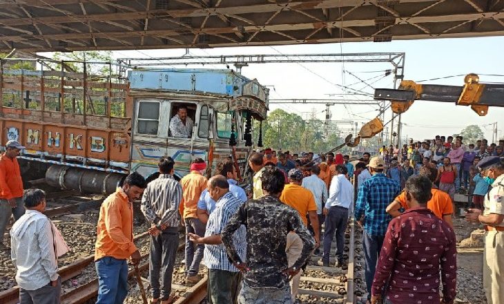दिल्ली-मुंबई ट्रैक पर ट्रेन हादसा टला:शराब के नशे में ड्राइवर ने रेलवे ट्रैक पर चढ़ाया ट्रक, अप-डाउन ट्रैक पर आ रहीं दो यात्री ट्रेनों को दो गैंगमैन ने दौड़कर रुकवाया