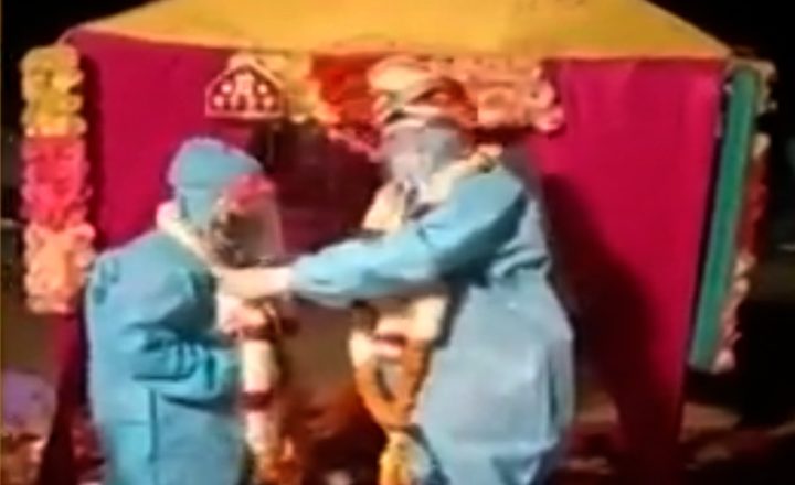 PPE किट में शादी का वीडियो:लड़का पॉजिटिव था, इसलिए शादी रुकवाने पहुंचे अफसर, बुजुर्गों की मिन्नत के आगे झुके; रिश्तेदारों ने वीडियो कॉल पर दिया आशीर्वाद