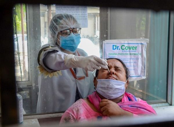 कोरोना देश में:दुनिया में कल करीब 9 लाख नए मरीज मिले, इनमें से 3.86 लाख अकेले भारत में; हर पांचवीं मौत भी हमारे यहां हो रही
