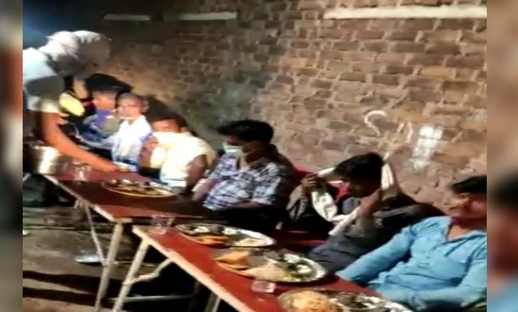 गांव में चल रही थी संक्रमण की पंगत:पुलिस को देख नागिन डांस कर रहे बारातियों को आ गया पसीना, शादी छोड़कर भागे, दुल्हन के पिता पर FIR