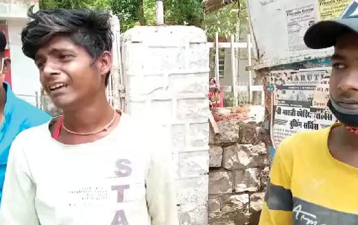 अफसरों ने नहीं देखा बच्चों का दर्द:गंजबासौदा में सड़क किनारे मटके बेच रहे बच्चों पर दिखाई अफसरी; रोते-बिलखते बच्चों को नजरअंदाज कर जब्त किए मटके