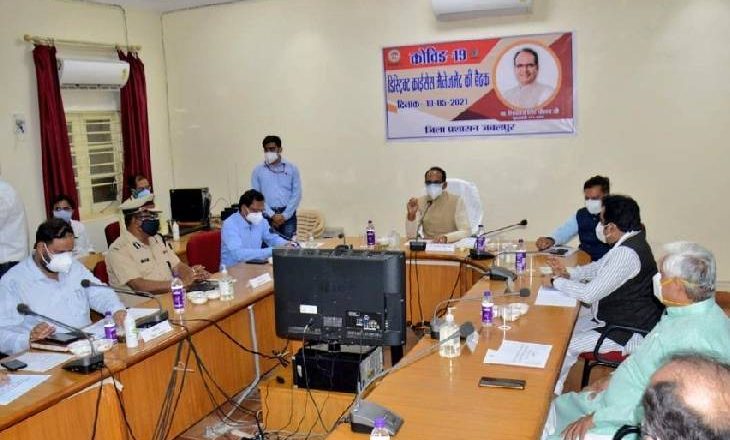 सीएम के तल्ख तेवर:जबलपुर अचानक पहुंचे सीएम, एयरपोर्ट पर कलेक्टर-एसपी को आने से रोका, नकली रेमडेसिविर इंजेक्शन मामले में कहा, बख्शे नहीं जाएंगे आरोपी