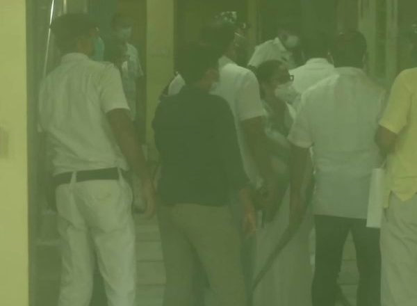 बंगाल में फिर CBI vs सरकार:नारदा केस में ममता के मंत्री और विधायक गिरफ्तार, CBI दफ्तर पहुंचकर CM बोलीं- मुझे भी अरेस्ट करो