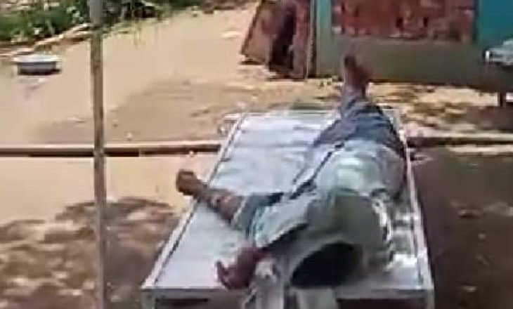 MP में मरीजों की जान से खिलवाड़:विदिशा के एक शख्स की हिम्मत देखिए.. खेत में लगा दिए पलंग और शुरू कर दिया अस्पताल, डिग्री पूछने पर बोला- पिताजी की है ना..