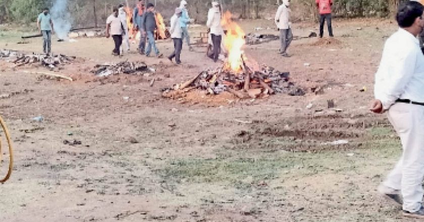 कोरोना:मार्च में 7, अप्रैल में 263 की मौत, जगह कम पड़ी तो भोर श्मशान घाट बनाया, लकड़ी-कंडे गांव-गांव में जाकर इकट्‌ठे किए