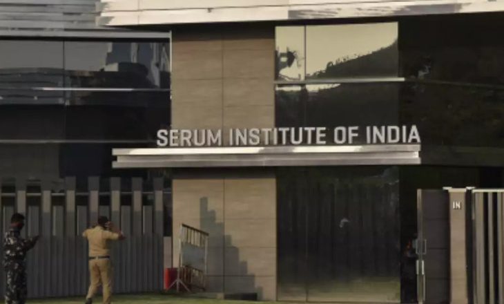 कच्चे माल की किल्लत:कोवीशील्ड का भारत से बाहर उत्पादन करने की योजना बना रहा सीरम इंस्टीट्यूट, जल्द हो सकती है घोषणा