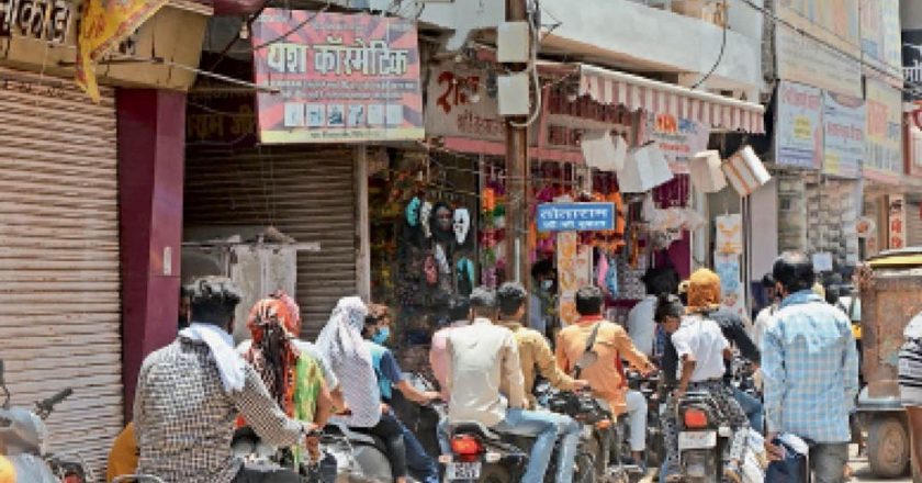 53 दिन पर बाद खुले बाजार के हाल:बिना टर्न के खोली दुकान, बोला- अरे सर गलती से मैंने तो आज सोमवार समझ लिया