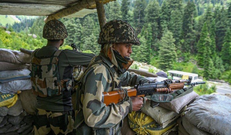 जम्मू-कश्मीर में BSF की बड़ी कामयाबी:कठुआ के हीरानगर सेक्टर में 27 किलो हेरोइन जब्त, इसकी कीमत करीब 135 करोड़; तस्कर को भी मार गिराया