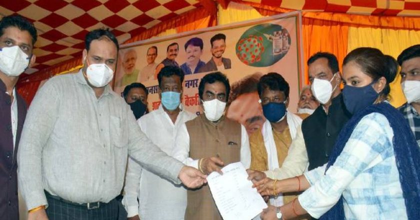 प्रदेश की पहली पंचायत, जिसने 100% वैक्सीनेशन किया:जबलपुर की बरेला नगर पंचायत के हर घर जाकर लिस्ट बनाई और 7 दिन में सबको डोज दिए; बुजुर्ग- दिव्यांग को घर पर ही टीका