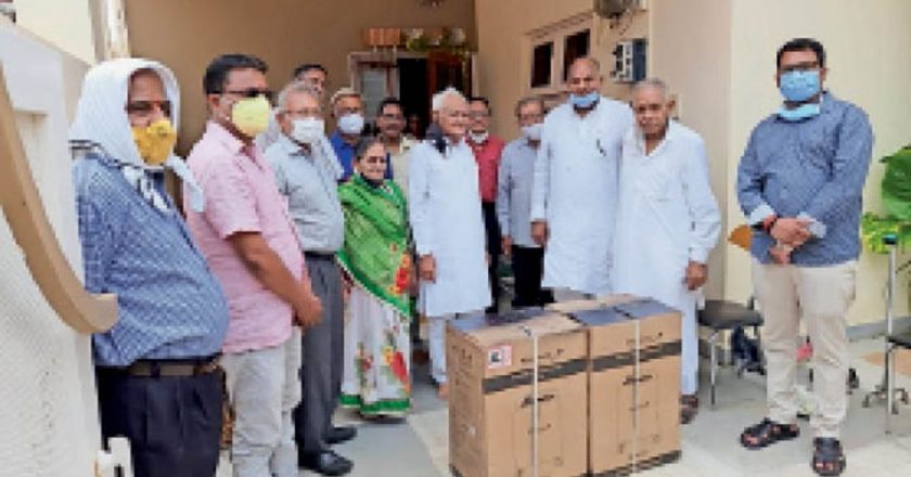 मदद:विधायक ने सार्वजनिक भोजनालय सेवा समिति को भेंट की 2 ऑक्सीजन कंसन्ट्रेटर मशीन