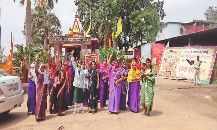 बस से कार्यकर्ता मांगों को लेकर पहुंची भोपाल:भोपाल के आंदोलन स्थल पर जाने निकलीं जिले की आशा कार्यकर्ताओं को पुलिस ने घंटों तक नजरबंद करके रखा
