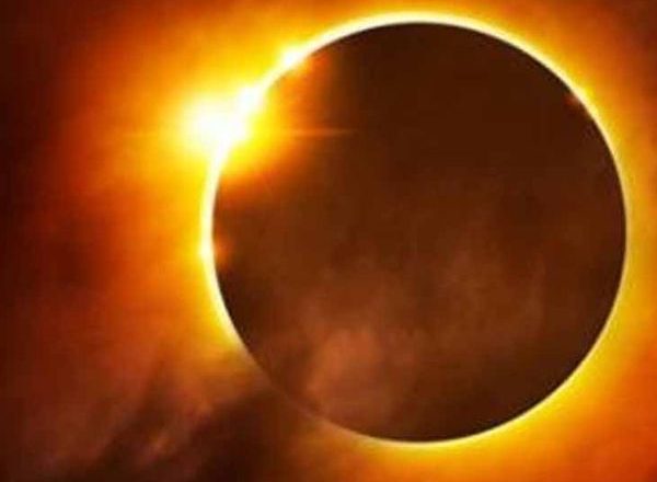 आज आसमान में खुली आंखों से एक अद्भुत नजारा देखने को मिलेगा।